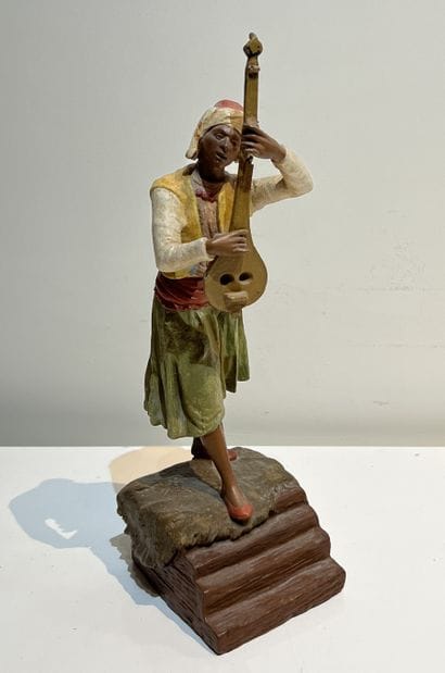 Statuette en régule polychrome représentant...