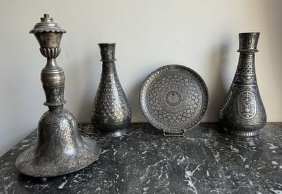 Inde. Ensemble en bidri : deux vases, une...
