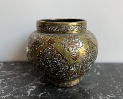 Moyen-Orient. Ensemble en laiton à décor...