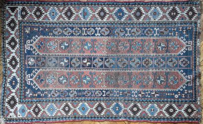 Tapis d'Orient en laine, à décor d'une fine...