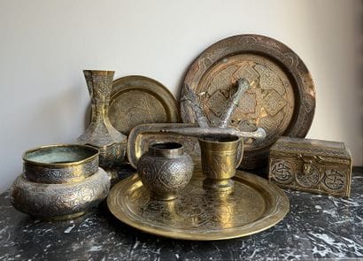Moyen-Orient. Ensemble en laiton à décor...