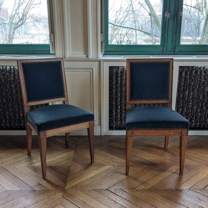Paire de chaises en bois fruitier mouluré,...