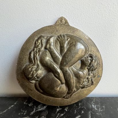 Médaillon en bronze à sujet de deux femmes...