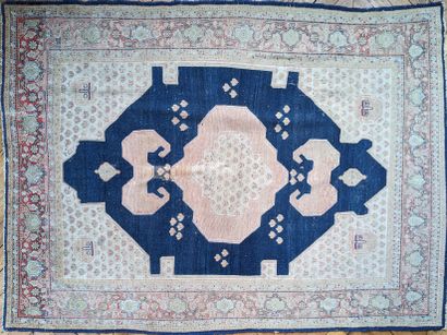 Tapis d'Orient en laine à décor d'un motif...