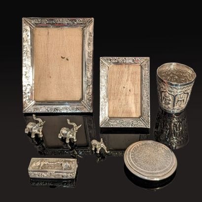 Foreign silver set (800): - three small elephants;...