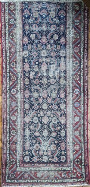 Tapis d'Orient en laine à décor de deux losanges...