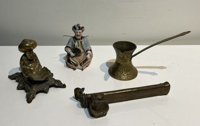 Ensemble : porte-kalam en laiton, cafetière...
