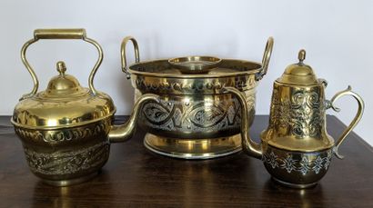 Ensemble de cuivres à décor repoussé : brasero...