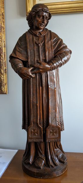 Statue de prêtre en bois sculpté, les mains...