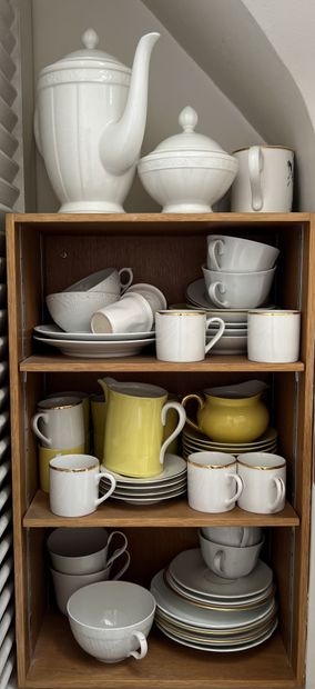 Mannette de tasses à thé et à café en porcelaine,...