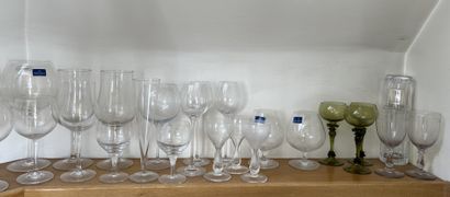 Deux mannettes de verres à pied, à vin et...