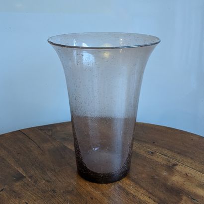 Large vase in purple-tinted bubble glass....