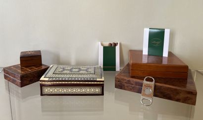 Set of varnished wood or burl cigar boxes,...