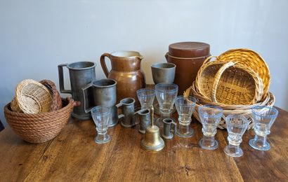 Set: stoneware salt jug and covered pot,...