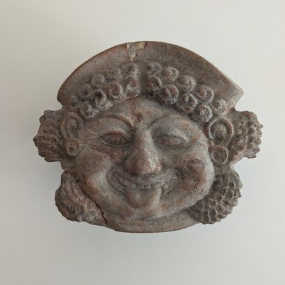Antéfixe en terre cuite figurant un masque...