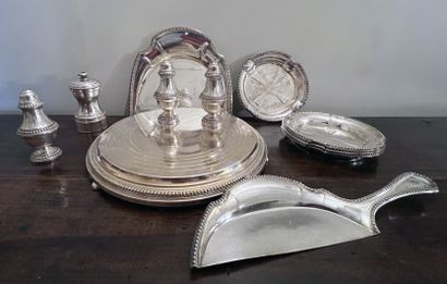 Set in silver-plated metal with pearl frieze...