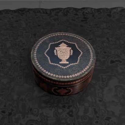 Round box in tortoiseshell with pompom motif,...