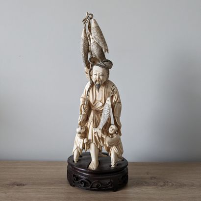 Okimono en ivoire marin du Japon représentant...