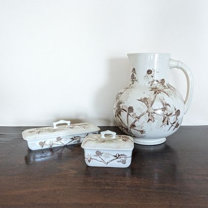 Trois pièces de garniture de toilette en...