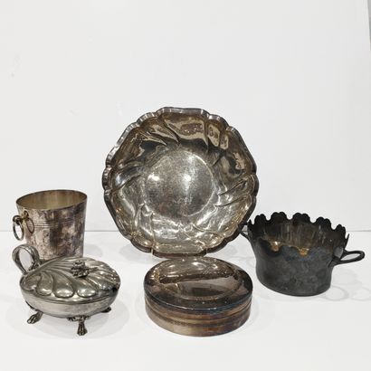 Set in silver-plated metal: round glass canopy,...