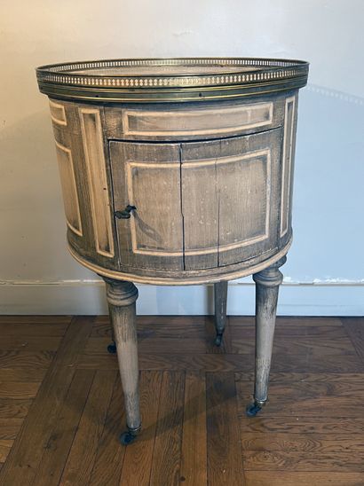 Round coffee table, in painted faux bois...