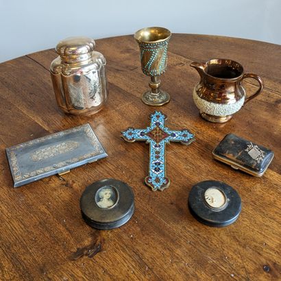 Trinkets : - enameled brass cross; - two...
