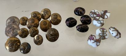 Trinkets: - set of Royal Air Force buttons,...