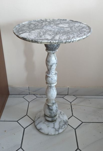 Small marble pedestal table, round top, baluster...