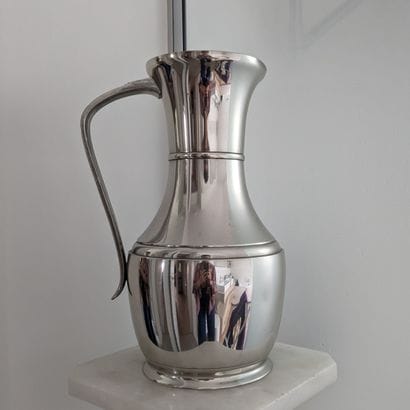 Grand broc en étain poli, à décor de moulures....