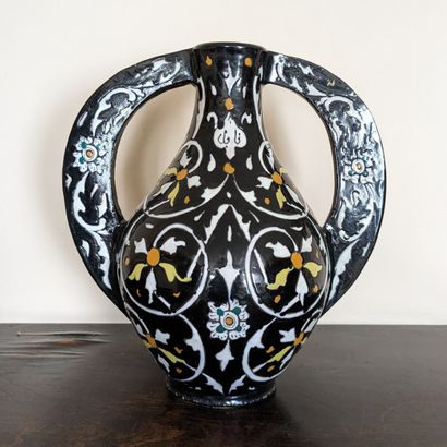 Vase en forme d'amphore en céramique émaillée...