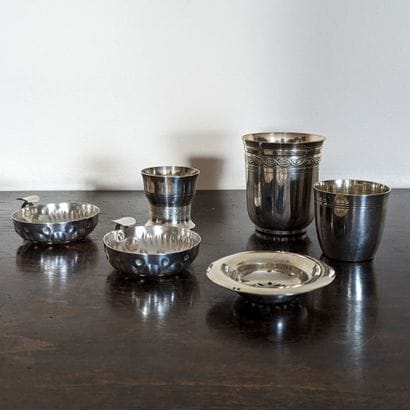 Set in silver-plated metal: timbale decorated...
