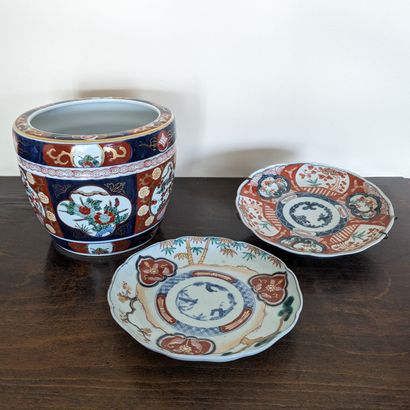 Deux assiettes en porcelaine à décor Imari....
