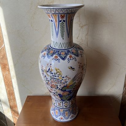 Grand vase balustre en faïence de Delft à...