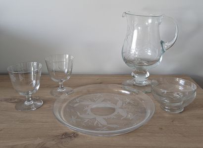 Ensemble : dix verres à pieds et une carafe...