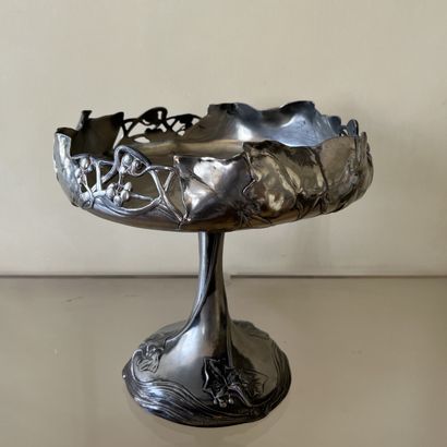 Grande coupe sur pied en métal argenté à...