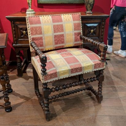 Deux fauteuils en bois fruitier mouluré et...