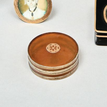 Boîte en écaille blonde, le couvercle et...