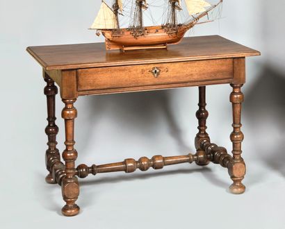 Table bureau en bois fruitier mouluré. La...