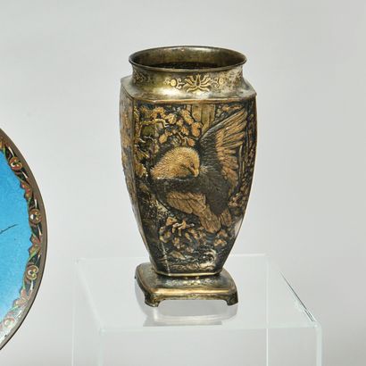 Vase de forme quadrangulaire à pans coupés...