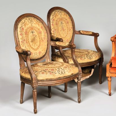 Paire de fauteuils en bois naturel, le dossier...