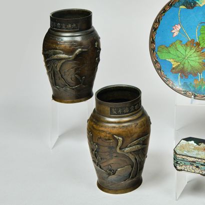 Japon, vers 1900. Paire de vases balustre...