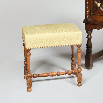 Tabouret en bois fruitier, les montants et...