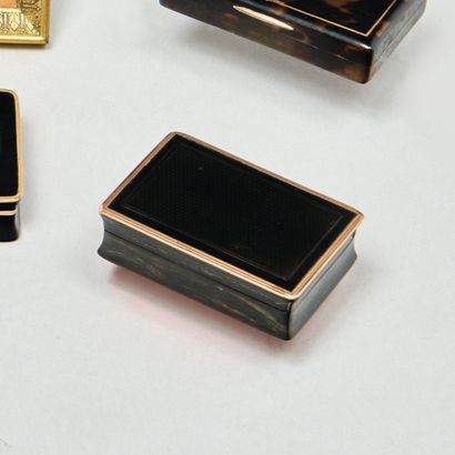 Tabatière rectangulaire en écaille, le pourtour...