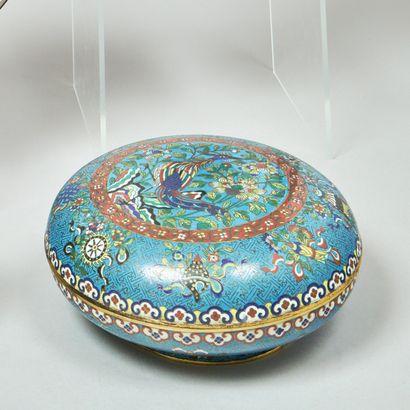 Chine, vers 1900. Grande boîte en émaux cloisonnés...
