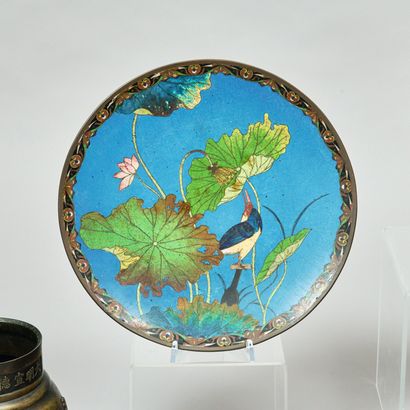 Japon, vers 1900. Plat en émaux cloisonnés...