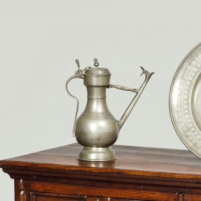 Grande aiguière en étain à décor de moulures...