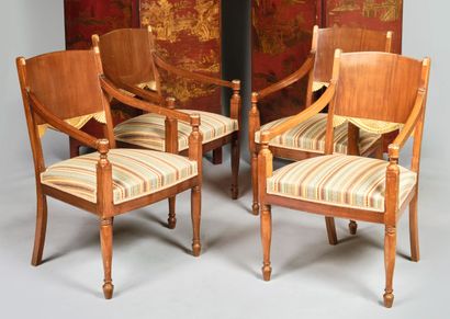 Suite de quatre fauteuils en acajou et bois...