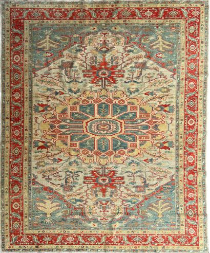 Tapis d'Orient en laine jaune, vert et corail....