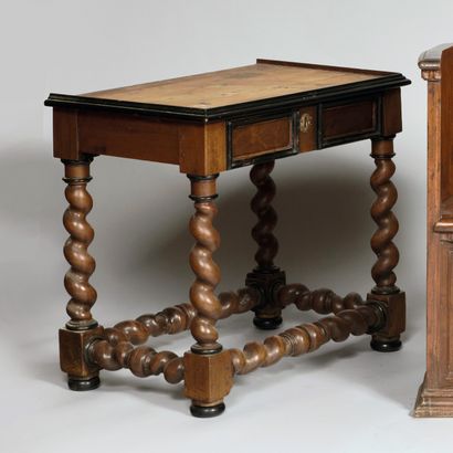 Table en bois fruitier, les moulures noircies....