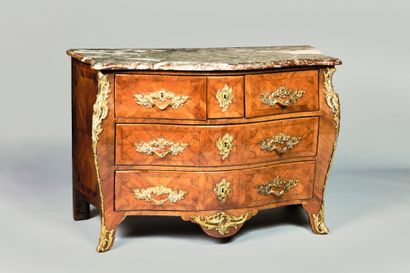 Commode tombeau en bois de placage, la façade...